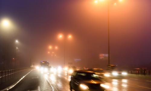 Sfruttare le turbolenze stradali per produrre corrente elettrica al passaggio delle auto .