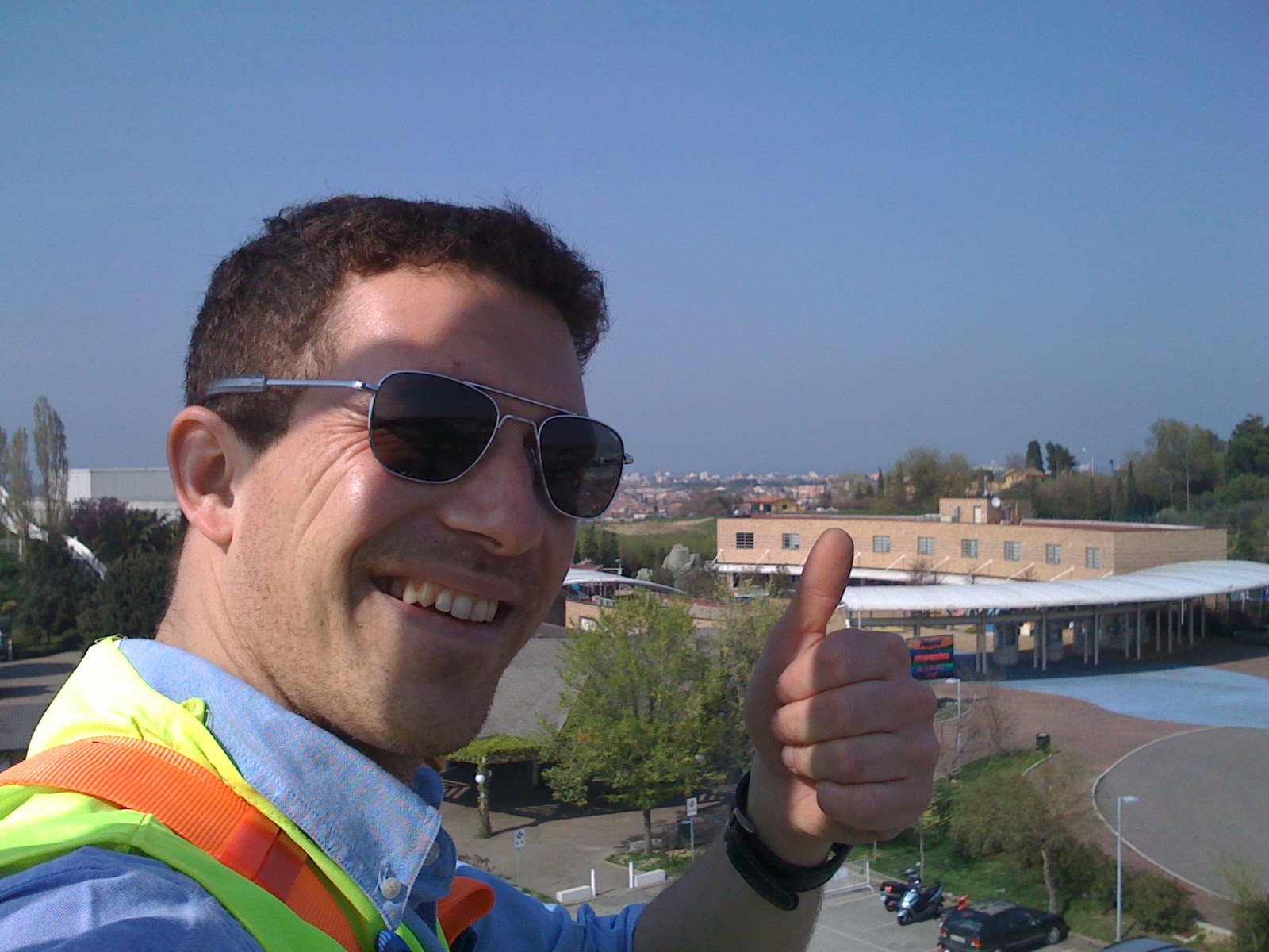 Stephen in cima al palo del piazzale di Aquafan