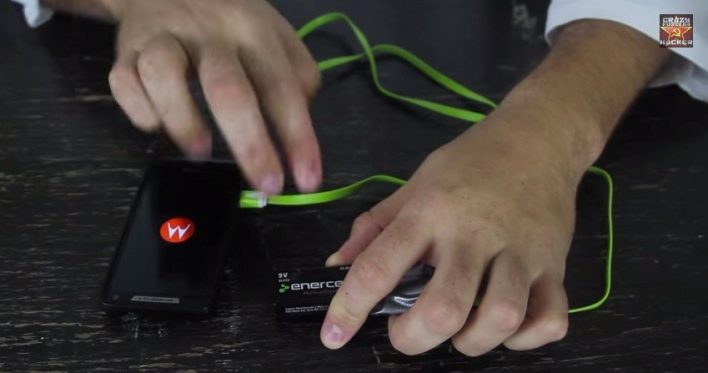 VIDEO – Come ricaricare (per emergenza) il vostro smartphone con una batteria 9V