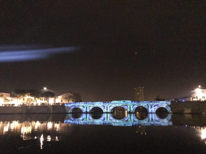 Ponte di Tiberio a Rimini illuminato per il capodanno