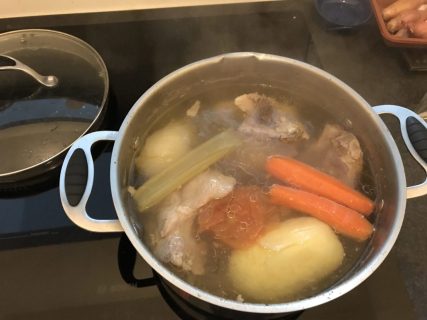 pentola con brodo di carne appena finito di bollire