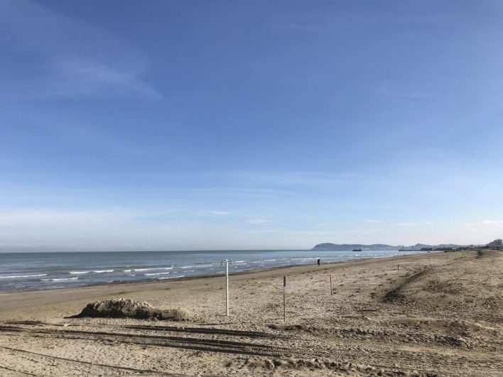 Fotografia panorama invernale spiaggia di Riccione dalla 105 verso Gabicce e promontorio di Monte San Bartolo