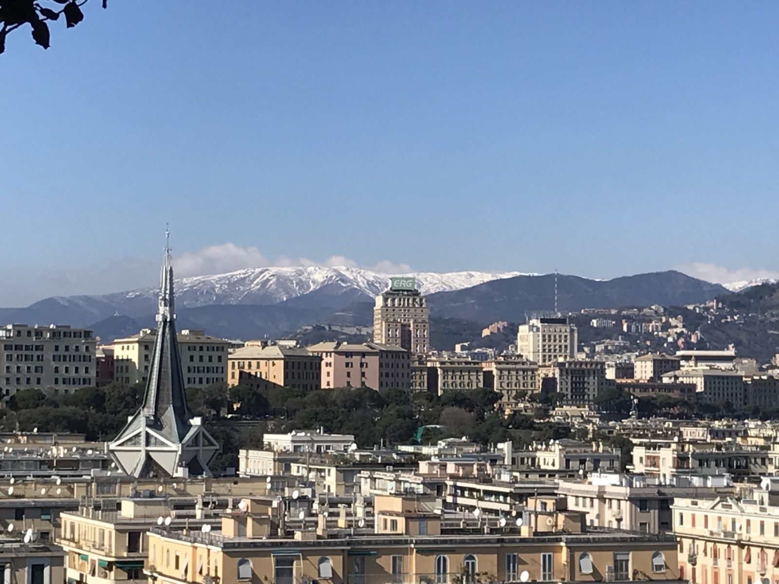 Fotografia di Vista de la Foce di Genova e più in là piazza Dante e sulla destra il teatro Carlo Felice. In fondo i monti innevati.