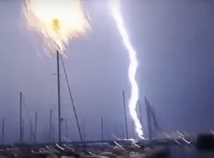 Fulmine in diretta alla Marina di Muggia di Trieste
