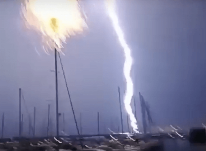 VIDEO Trieste LIGHTNING LIVE in marina