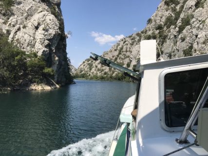 Fotografia dalla barca che porta la monastero di Krka