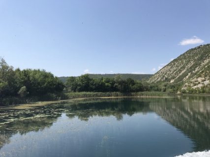 Panorama del lago vicinino al monastero di Krka