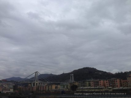 Fotografie del ponte Morandi ancora in piedi