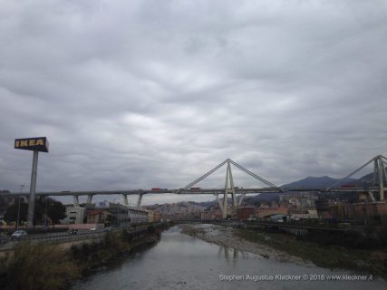 Fotografie del ponte Morandi ancora in piedi