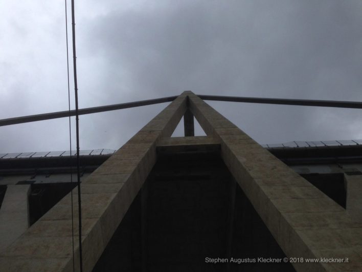 Fotografie del ponte Morandi ancora in piedi da sotto