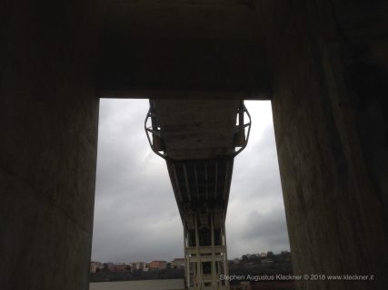 Fotografie del ponte Morandi da sotto ancora in piedi