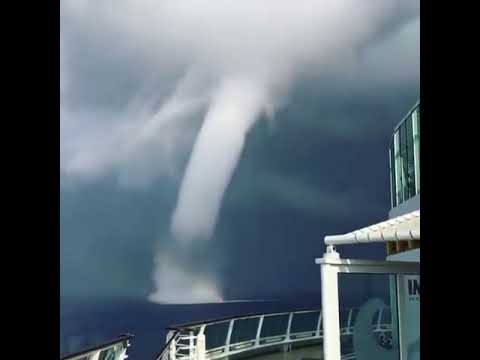 Grande tromba marina a Santorini in Grecia!