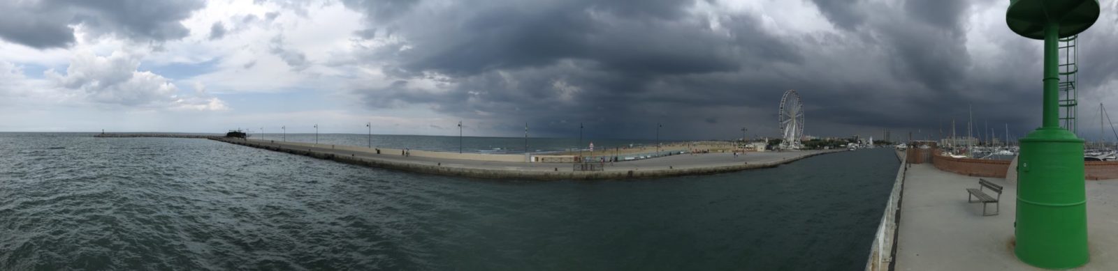 Panoramica del molo sud della Porto di Rimini (vista verso monte San Bartolo...)