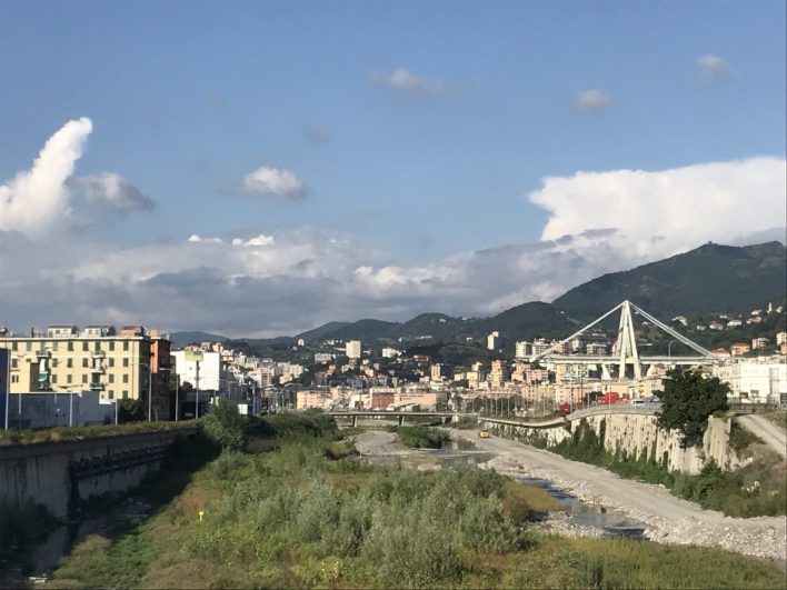 Il ponte Morandi visto da Sud sul fiume Polcevera