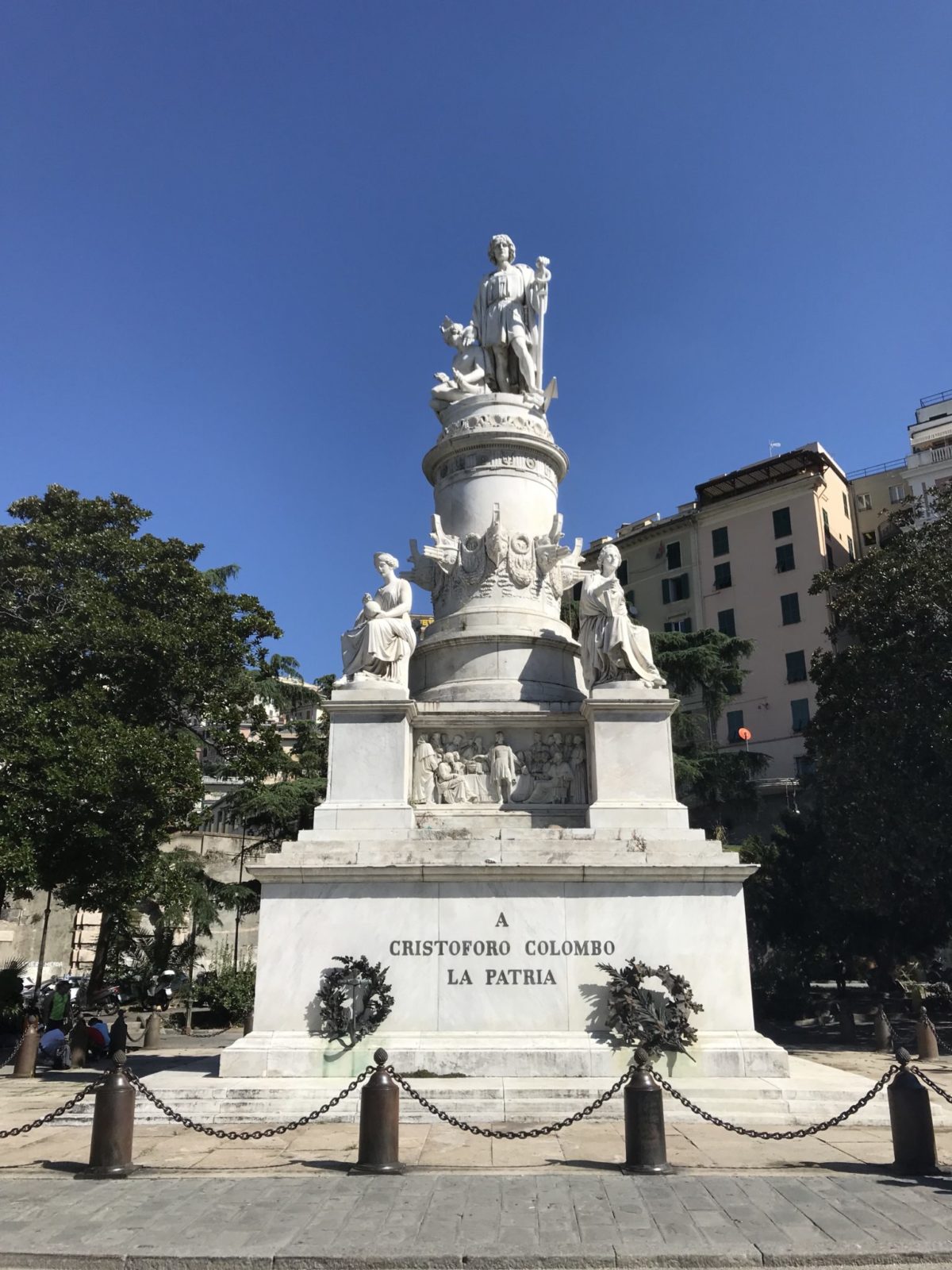 Statua a Cristoforo Colombo a Genova a fianco la stazione ferroviaria di Piazza Principe