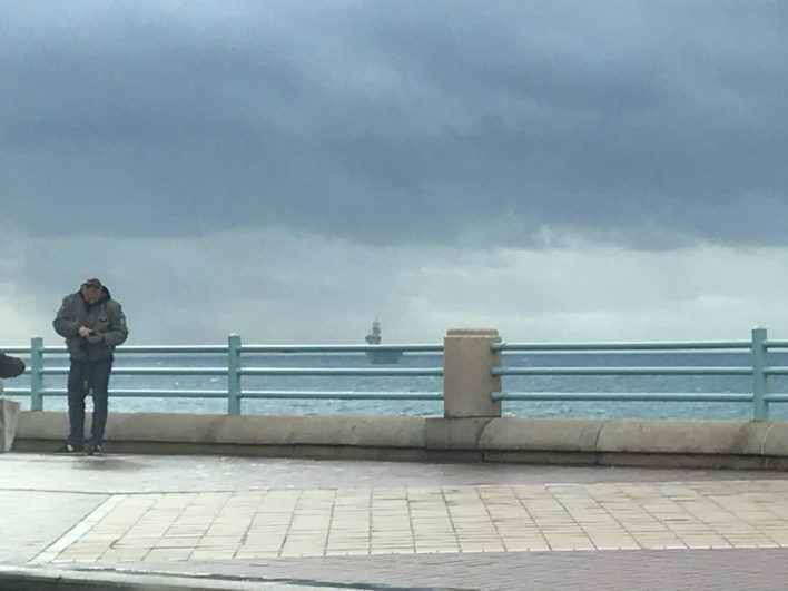 la nave militare Cavour che sta entrando in porto a Genova