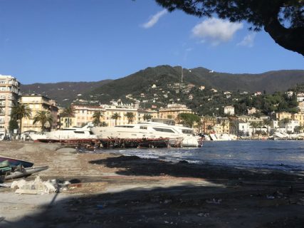 Imbarcazioni e yacht spiaggiati a Rapallo dopo la mareggiata in Liguria
