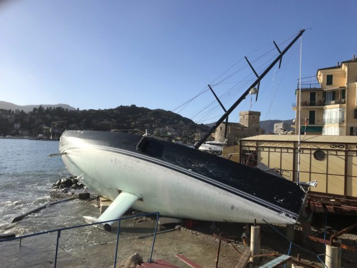 Imbarcazione a vela spiaggiata a Rapallo