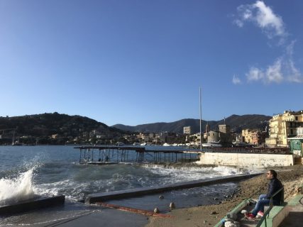 Vista della spiaggia di Rapallo in Liguria