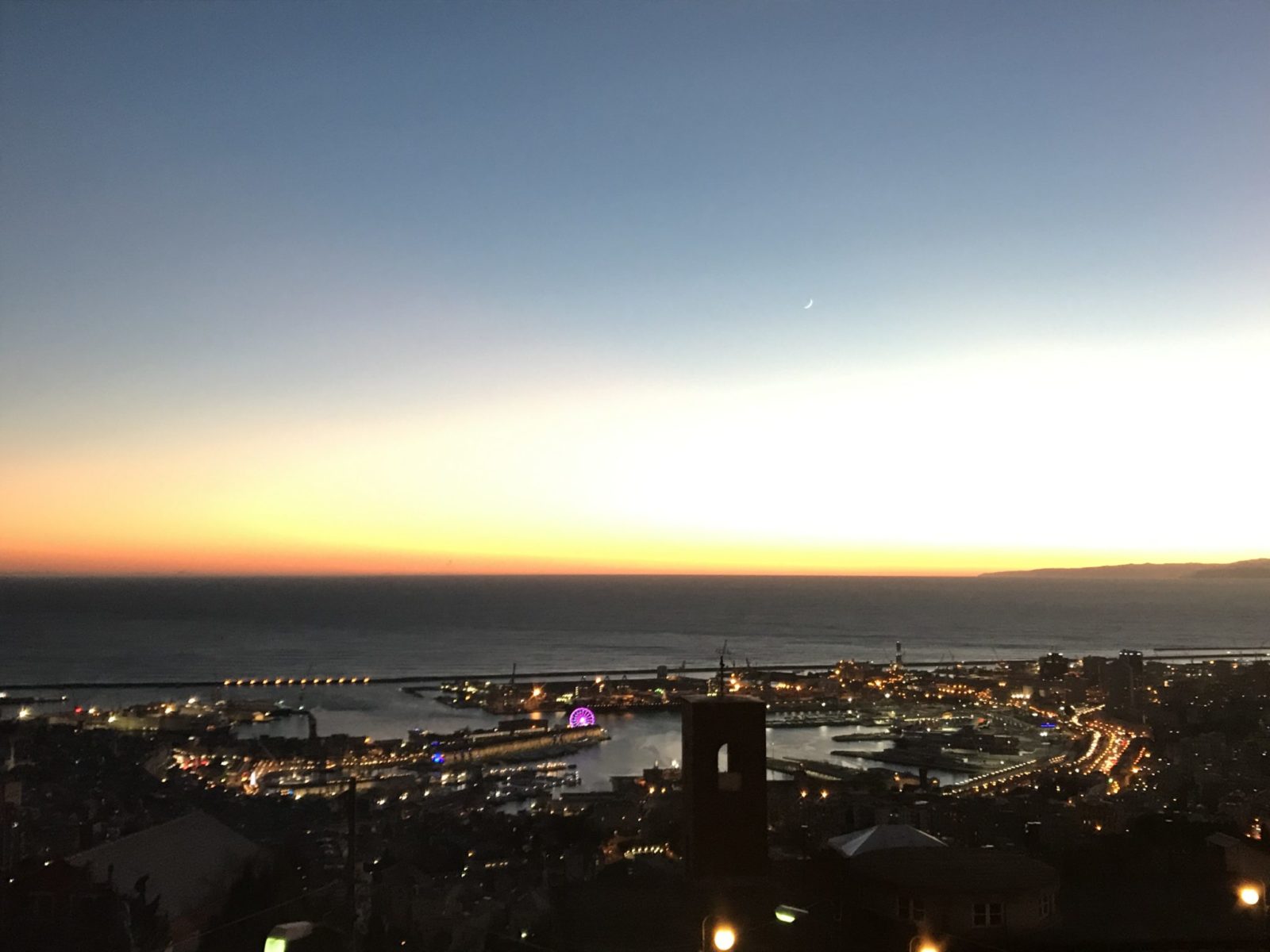 Vista del Porto di Genova al tramonto dal Righi
