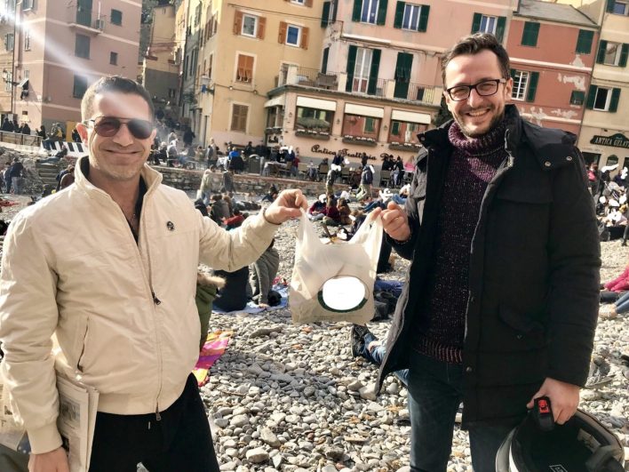 Stephen Kleckner ed Elvis Prosic a Boccadasse di Genova con sacchetto di plastica pieno di plastica