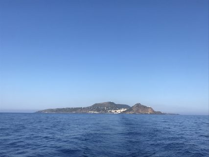 L'isola di Ustica lasciando il porto