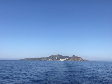 L'isola di Ustica lasciando il porto