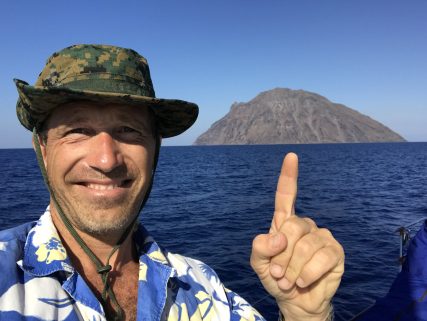 .. io (Stephen Kleckner) che indico l'isola di Alicudi Stephen Kleckner che indica l'isola di Alicudi