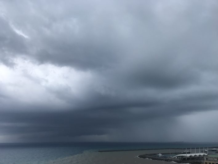 Fotografia del mare direzione Sud durante allerta meteo a Genova del 21 ottobre 2019