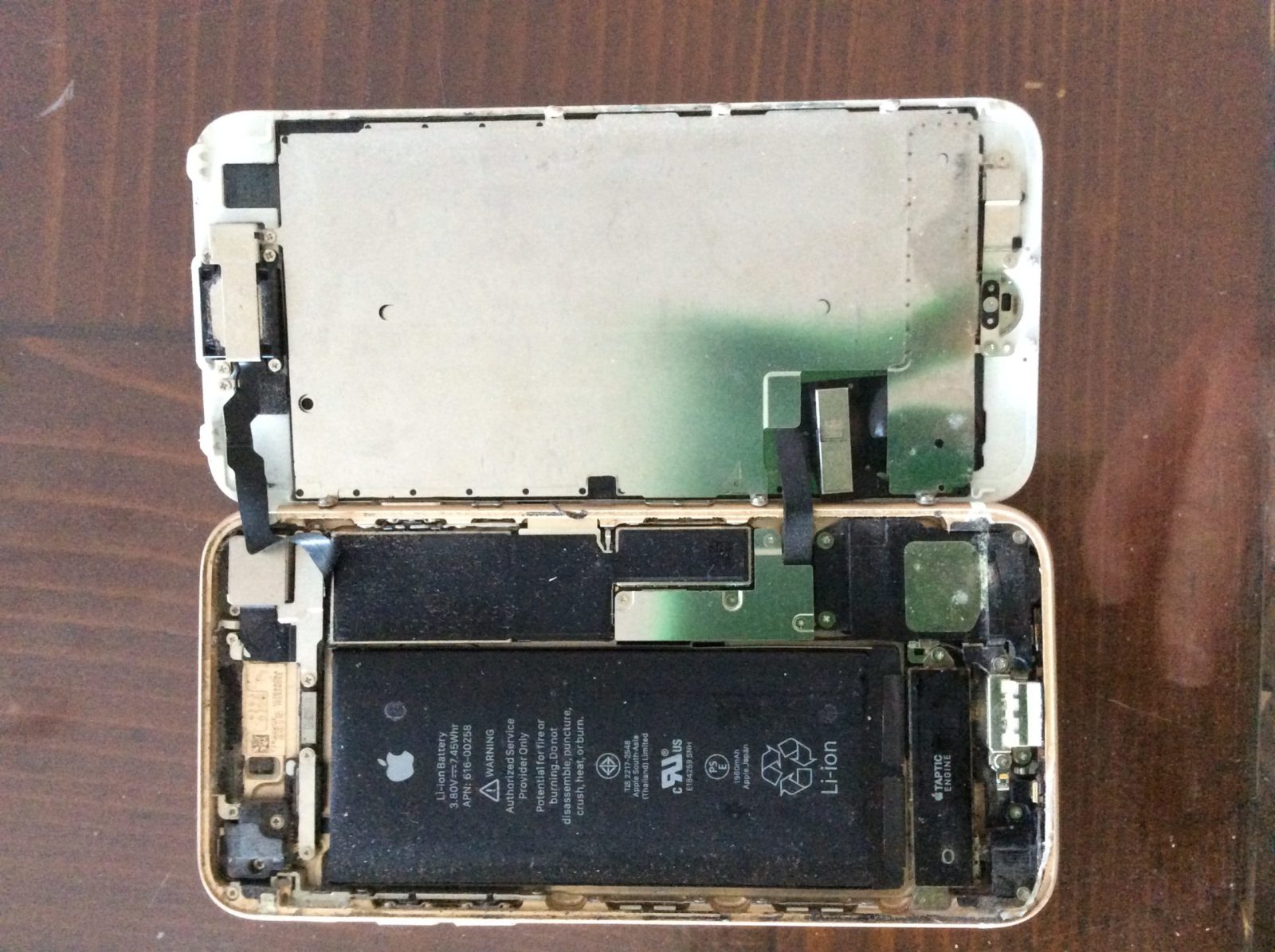 Non ricaricare l’iPhone con un caricatore per iPad da 10 W e dover sostituire la batteria