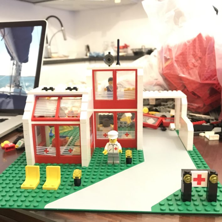 LEGO 6380 Centro di trattamento delle emergenze by Stephen Kleckner