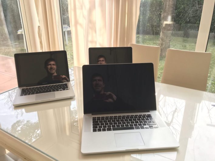 Stephen Kleckner con tre MacBook Pro