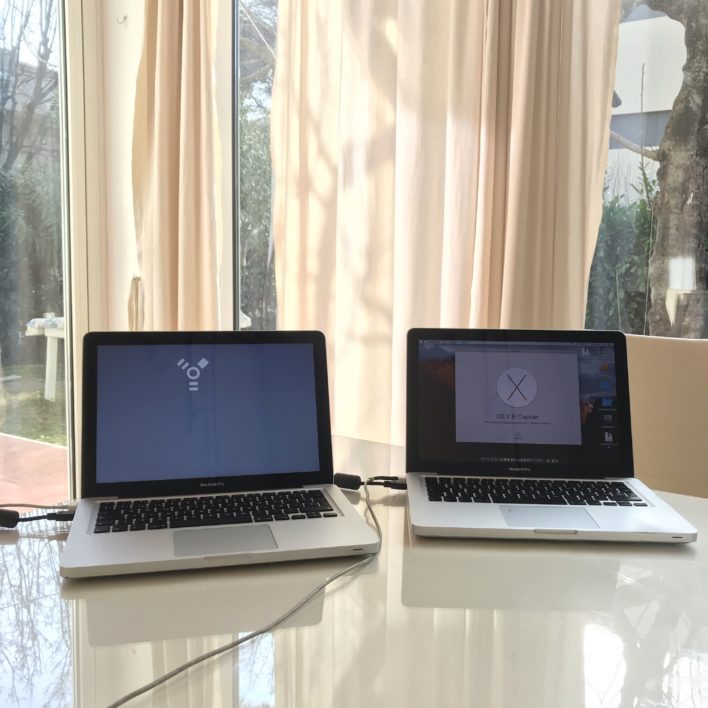 Due MacBook Pro collegati con FireWire in giardino a Riccione