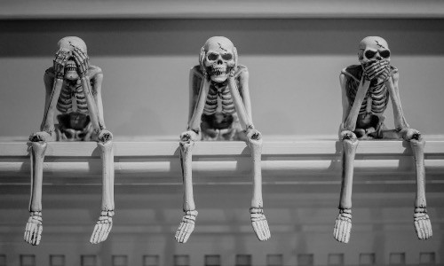Credo che il tuo fidanzato abbia degli scheletri nell’armadio di cui non ti ha parlato… E agli scheletri non piace stare nell’armadio.