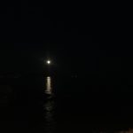 la Luna da Boccadasse il 7 maggio 2020 poco dopo il lockdown per covid-19 vuota. La luna sopra promontorio di portofino