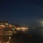 Boccadasse il 7 maggio 2020 poco dopo il lockdown per covid-19 vuota. La luna sopra promontorio di portofino