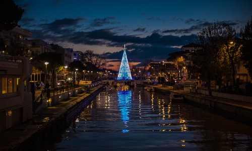 albero di natale in fondo sopra ad un ponte di Riccione