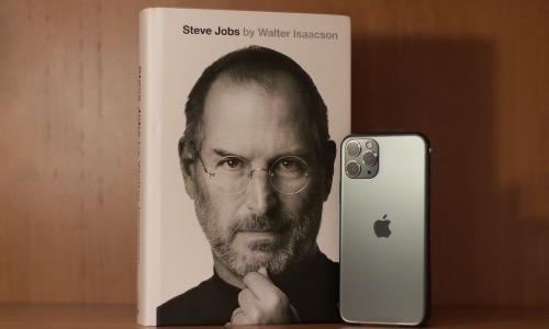 steve jobs ed un iPhone