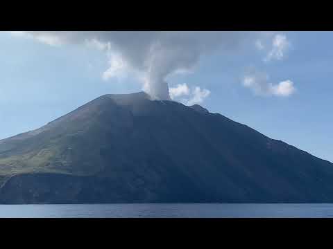 Passaggio a Nord dell’Isola di Stromboli durante attività vulcanica