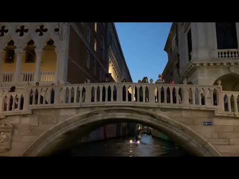 Passaggio sotto al ponte dei sospiri a Venezia