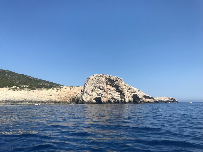 Fotografia della grotta Azzurra ad est dell'isola di Busi in Croazia vista dal mare