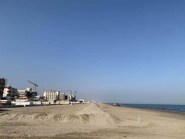Fotografia della spiaggia di Riccione d’inverno, gennaio 2022, vista da sud verso nord. Infondo Rimini.
