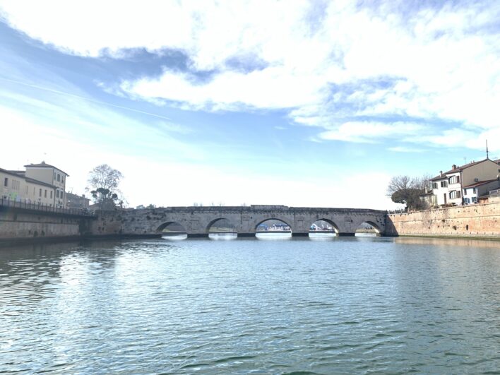 Ponte Tiberio di Rimini visto dal fiume