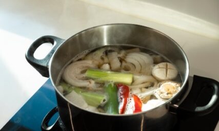 pentola con brodo