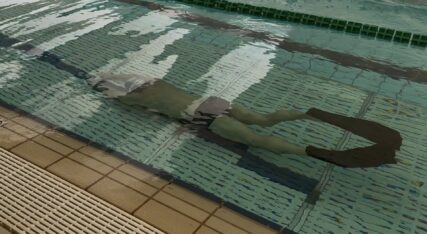 Stephen Augustus Kleckner mentre esegue una apnea pinnata in vasca da 50 metri nella piscina olimpionica di Riccione